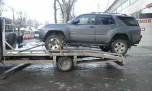 Эвакуация темного джипа митсубиси